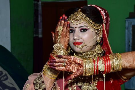 Wedding Dulhan Pose, Bride Wedding Photos, Wedding Couple Pictures, Indian Bride Poses, Indian Bride Photography Poses, Indian Bride Makeup, Indian Wedding Poses, Bride Photos Poses, Indian Wedding Bride