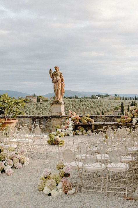 This Tuscany wedding was so full of elegant and luxurious wedding decor ideas! Get inspired by more classic wedding details, timeless weddings, Tuscany weddings, Italy wedding photography, Tuscany wedding venues, and elegant wedding ceremonies. Book Katelyn for your Tuscany wedding at katelynbradleyphotography.com! Italy Wedding Ceremony, Italian Wedding Florals, Italian Wedding Decorations, Classy Wedding Ceremony, Aisle Meadows, Floral Shoot, Weddings Italy, Tuscany Wedding Venue, Tuscany Italy Wedding