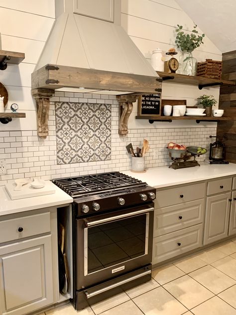 Kitchen farmhouse Hood Design Kitchen, Kitchen Range Hood Ideas, Range Hood Ideas, Kitchen Hood Design, House Renos, Ranch Kitchen, Hood Ideas, Stove Backsplash, Cabin Kitchen