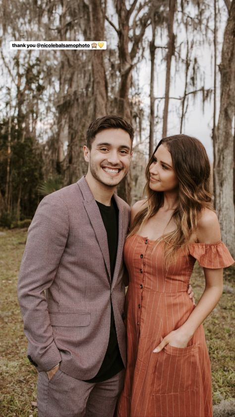 Same Height Couples, Celebrity Relationships, Jess And Gabe, Gabriel Conte, Jess Conte, Sibling Pictures, Engagement Pic, Wedding Couple Poses Photography, Couple Selfies