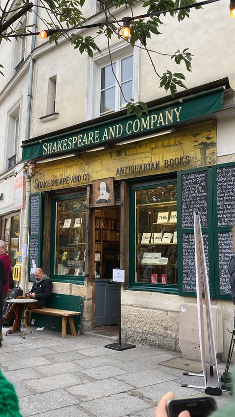 Shakespeare And Company Paris, Travelling Around The World, Paris Italy, Bookstore Cafe, Shakespeare And Company, Latin Quarter, Parisian Lifestyle, Parisian Vibes, Paris Aesthetic