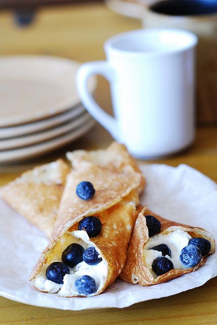 Crepes with ricotta cheese and blueberries Fruit Pastry, Dessert Crepes, Stuffed Crepes, Blueberry Filling, Meat Meals, Budget Recipes, Cooking Easy, Fast Recipes, Homemade Gluten Free