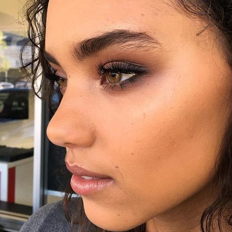 Makeup Ideas For Brown Eyes, Smoky Eye Makeup Tutorial, Painting Faces, Natural Eye Makeup Tutorial, 2020 Makeup, Brows Makeup, Prom 2020, Makeup Glam, Smoky Eyes