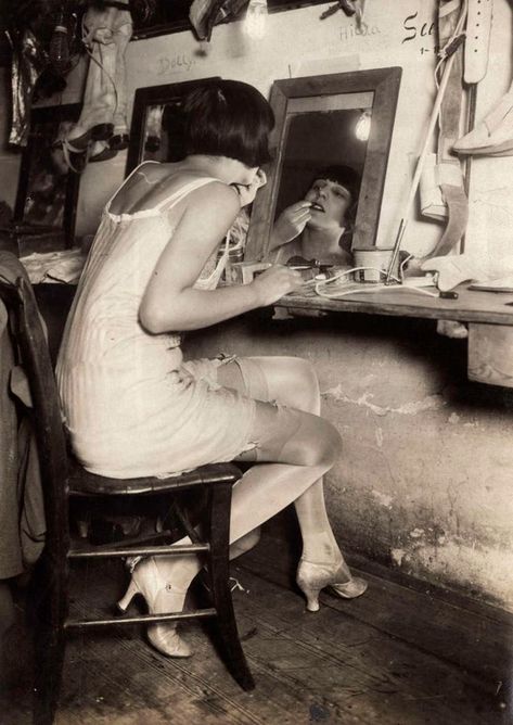 25 Glamorous Makeup Photos of Young Beauties in the 1920s ~ Vintage Everyday Style Année 20, Vintage Foto's, Louise Brooks, Glamorous Makeup, Flapper Style, Foto Vintage, Photo Makeup, Roaring 20s, Roaring Twenties