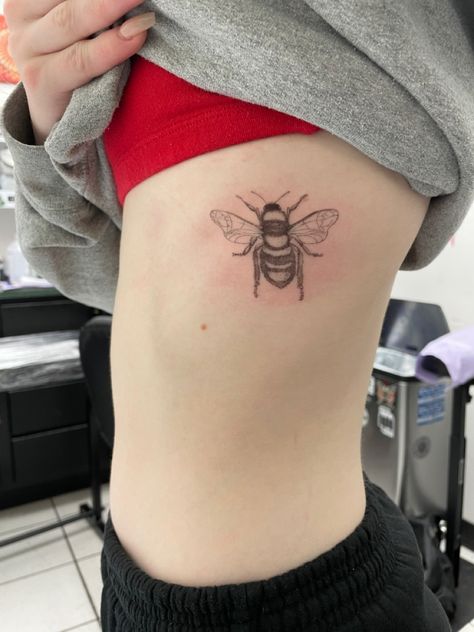 Rib Cage Tattoos, Wasp Tattoo, Honey Bee Tattoo, Lady Bug Tattoo, Ribcage Tattoo, Small Hand Tattoos, Bee Tattoo, Tat Ideas, Rib Tattoo