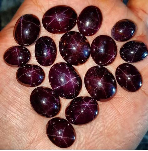 Star Sapphire Gemstone, Texture Jewelry, Jewelry Knowledge, Star Garnet, Crystal Cave, Pretty Rocks, Crystal Magic, Minerals And Gemstones, Rhodolite Garnet