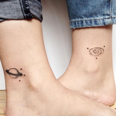 Matching Saturn and spiral galaxy tattoos on the ankles Saturn Tattoo, Tattoo Placements, Matching Best Friend Tattoos, Matching Sister Tattoos, Galaxy Tattoo, Tattoos Geometric, Bff Tattoos, Friendship Tattoos, Initial Tattoo