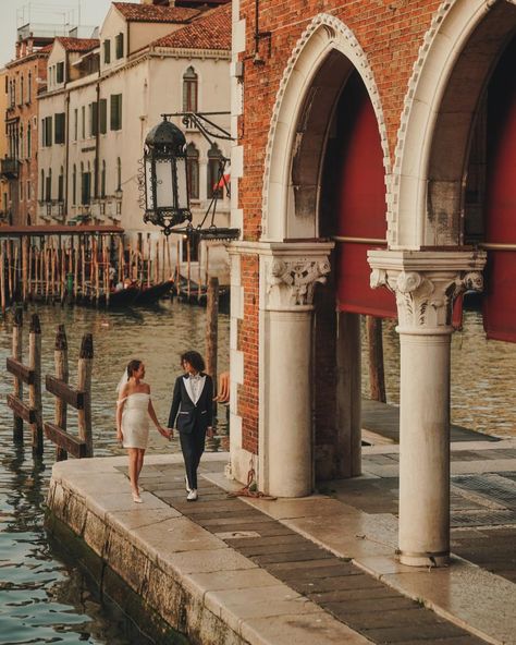 A dreamy pre wedding photoshoot in the sunset in Venice is the key 💍💕✨🗝 #venicephotographer #venicevideographer #cinematicphotography #photographerinvenice #venicewedding #veniceelopement #storytellingphotography Venice Photoshoot Couple, Venice Wedding Photography, Venice Couple Photography, Venice Engagement Photos, Venice Elopement, 2025 Bride, Venice Wedding, Bride Photoshoot, Storytelling Photography