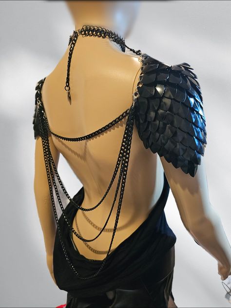 This bold black sscalemail armor and chainmail body chain shoulder armor spaulders set is perfect for any snake, fairy, mermaid, or dragon cosplay or viking costume, or for Renaissance Fair, Burning Man outfits, weddings, or music festivals or concert outfits. With adjustable neck and back straps, you'll be ready to conquer whatever adventure you choose. THIS IS NO ORDINARY SCALEMAIL TOP! IT IS PREMIUM CHAINMAIL CRAFTED BY A SKILLED ARTISAN IN CANADA! Fashioned from top-grade stainless steel rin Dragon Cosplay, Costume Viking, Dragon Fairy, Rave Costume, Armor Dress, Dragon Armor, Fairy Cosplay, Scale Mail, Chainmail Necklace