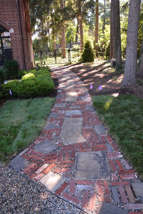 California Landscaping, Deborah Silver, Flagstone Walkway, Backyard Ideas For Small Yards, Backyard Walkway, Concrete Walkway, Outdoor Walkway, Path Ideas, Brick Garden