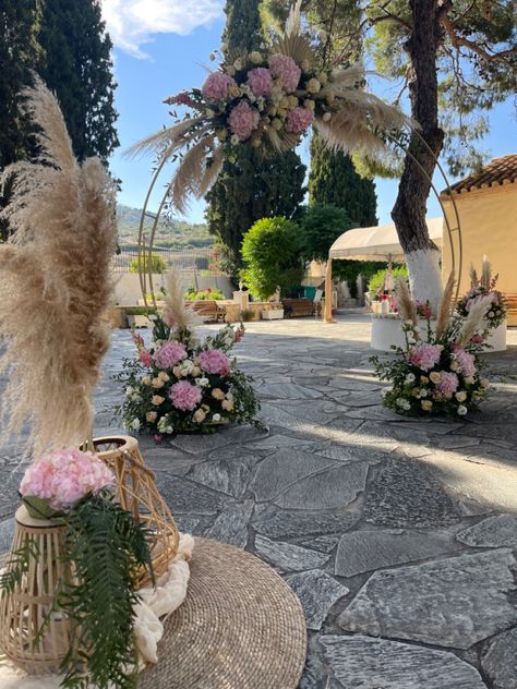 Hydrangea Backdrop, Wedding Arch Pink, Pampas Grass Wedding Arch, Pink Garland, Church Entrance, Pampas Grass Wedding, Circle Garland, Grass Wedding, Birthday Flower