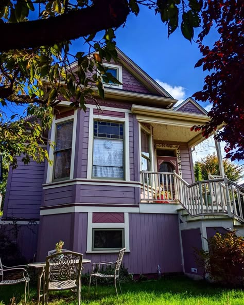 Jessica • Eats  Adventures on Instagram: “09.10.19 // Portland had the cutest houses and I want to live in them all . . . #purple #purplehouse #exteriordesign #victorianarchitecture…” Purple House Exterior, Purple Victorian House, Purple Houses, House Painting Ideas, Purple Cottage, Lavender Color Palette, Dream House Inspiration, Nature House, Cute Cottages