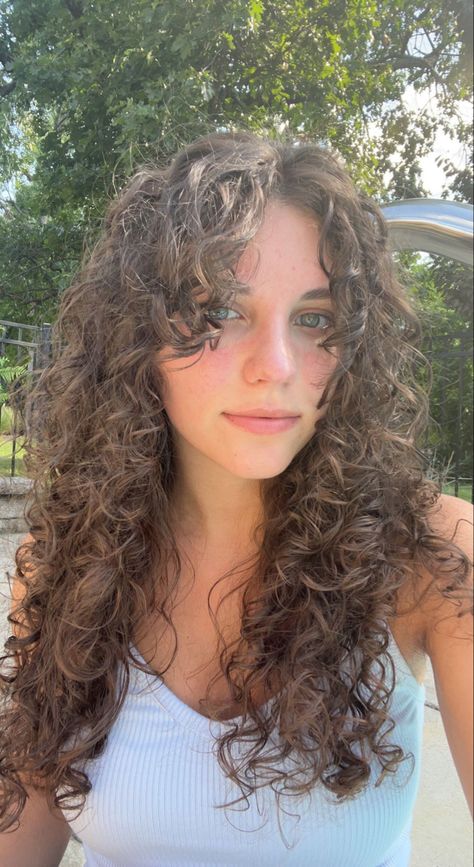 Curly Bangs With Layers, Curly Long Layers With Curtain Bangs, 2c 3a Curly Haircut, Natural Curly Hair Curtain Bangs, Butterfly Cut For Curly Hair, Curly Curtain Bangs Long Hair, Curly Haircuts Curtain Bangs, Curly Hair Face Framing Pieces, Curtain Bangs Curly Hair Long