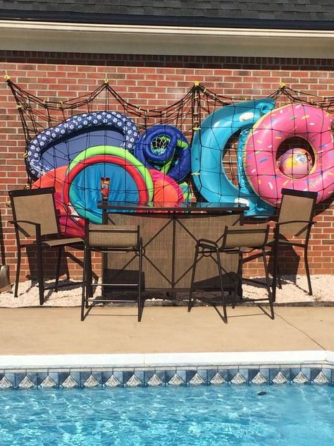 Awesome pool storage ideas - pool toy holder made from cargo net and Command hooks Casa Rock, Float Storage, Pool Organization, Pool Float Storage, Pool Toy Storage, Inground Pool Designs, Piscina Intex, Pool Storage, Living Pool