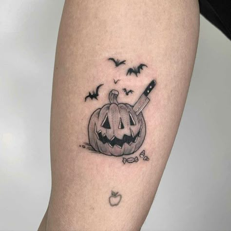 Stammestattoo Designs, Coffin Tattoo, Cute Halloween Tattoos, Lantern Tattoo, Pumpkin Tattoo, Autumn Tattoo, Bat Tattoo, Fusion Ink, Disney Tattoo