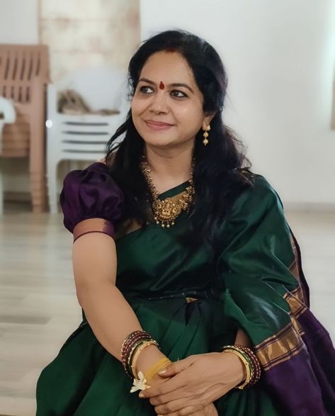 Famous Telugu Singer Sunitha Latest Pic on Today at Varalaxmi Vratam Pooja Singer Sunitha Blouse Designs, Sunitha Singer Saree, Singer Sunitha Sarees, Stone Gold Jewellery, Telugu Anchors, Singer Sunitha, Floral Blouse Designs, Hands Design, Ladies Outfits