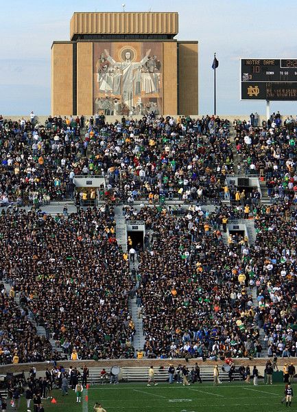 "Touchdown Jesus" - Notre Dame Football!! Norte Dame Football, Touchdown Jesus, Noter Dame, Notre Dame College, Go Irish, Oregon Ducks Football, Sports Stadium, College Aesthetic, Dream College