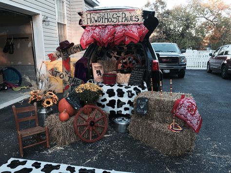 Trunk and treat western theme decoration Trunk And Treat, Trunker Treat Ideas, Barnyard Theme, Trunk Or Treat Ideas, Photo Area, Horses Theme, Cowboy Theme, Harvest Party, Treat Ideas