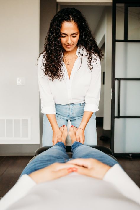 Physical Therapist Headshots, Chiropractor Photoshoot Ideas, Massage Therapist Professional Photos, Chiropractor Photography, Reflexology Photography, Physical Therapy Branding Photos, Physical Therapist Branding Photos, Massage Branding Photoshoot, Physio Photography