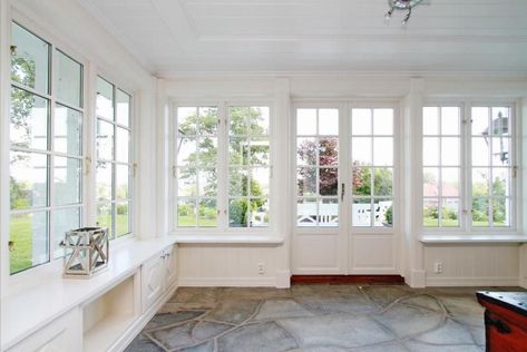 Southern Sunroom, Sunroom Conversion, Porch To Sunroom, Sunroom Remodel, Small Sunroom, 4 Season Room, Four Seasons Room, Ranch House Exterior, Sunroom Addition