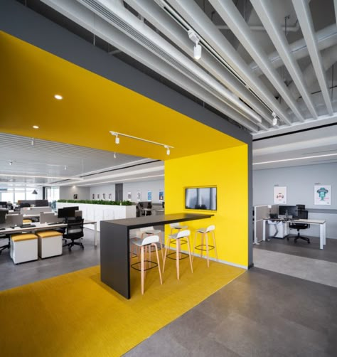 Modern Office Interior Design Ideas, Cool Office Lighting, Office Spaces Design, Office Spaces Interior Design, Office Design Colorful, Office Design 2023, Cool Office Design, Interior Design Office Space, Office Yellow