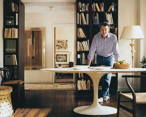 Dining room: Saarinen's white marbel dining table and Hans Wegner's Wishbone chair Knoll Saarinen Table, Tom Scheerer, Builtin Bookshelves, Painted Built Ins, Saarinen Tulip Table, Wegner Chair, Saarinen Table, Wood Room Divider, Grey Interior Design