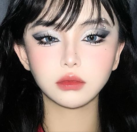 Black And White Makeup Looks Eyeshadows, Black And White Eye Makeup, White Eye Makeup, Ulzzang Makeup Tutorial, Black And White Makeup, Rhinestone Makeup, Ulzzang Makeup, White Makeup, Swag Makeup