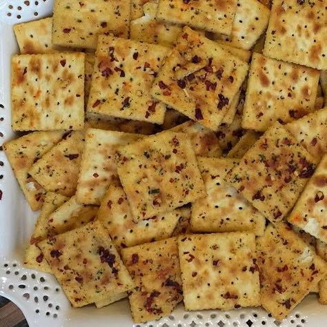 Seasoned Saltines, Alabama Fire Crackers Recipe, Spicy Crackers, Saltine Cracker, Fire Crackers, Baked Crackers, Saltine Crackers, Cracker Recipes, Favorite Appetizers