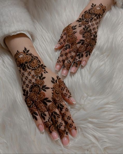 Floral Mehndi Designs, Floral Mehndi, Mehndi Designs Bridal Hands, Very Simple Mehndi Designs, Simple Mehndi Designs Fingers, Modern Mehndi Designs, Engagement Mehndi Designs, Full Mehndi Designs, Stylish Mehndi Designs