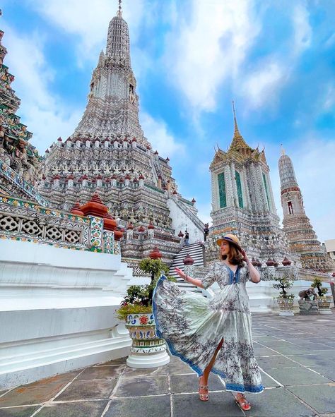 Nuria 🌺 📍Norfolk UK on Instagram: “𝙒𝙖𝙩 𝘼𝙧𝙪𝙣 🤍🌺 . The Temple of Dawn is one of the main Thailand landmarks and I couldn’t resist returning here while we are back in BK 😍 I…” Thailand Temple Outfit, Thailand Ootd Travel Outfits, Thailand Travel Clothes, Bangkok Outfit, Bangkok Photos, Thailand Places, Thailand Pictures, Bangkok Travel Guide, Thailand Shopping