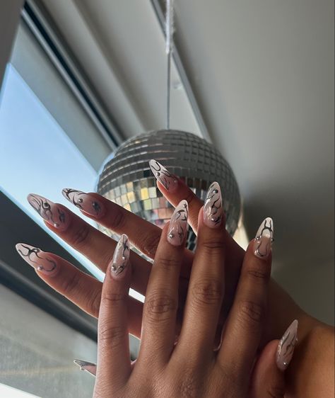 chrome gel x almond nails (@brisxbeauty on instagram) White Chrome Almond Nails, Gel X Almond Nails, Gel X Almond, Chrome Almond Nails, Nail Art Almond Nails, Chrome Almond, Nail Art Almond, Chrome Nail Art, Chrome Nail