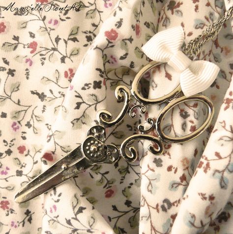 Scissors Aesthetic, Antique Scissors, Toko Fukawa, Dark Kingdom, Embroidery Accessories, Vintage Scissors, Old Sewing Machines, Sewing Scissors, Embroidery Tools