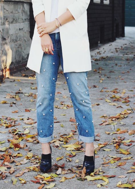 Fashion -- Style Inspiration | Pearl-Embellished Blue Jeans -- the trend of the moment Jean Diy, Jeans Tutorial, Diy Pants, Hijab Look, Pearls Diy, Embellished Denim, Embellished Jeans, Jeans Diy, Old Jeans