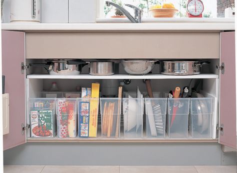 Japanese apartment kitchens can be small. Here are some inexpensive ways to organize your Japanese apartment kitchen to maximize the space. Japanese Apartment Kitchen, Japanese Kitchen Design, Small Apartment Storage, Japanese Apartment, Apartment Storage, Small Cupboard, Trendy Apartment, Cheap Houses, Japanese Kitchen