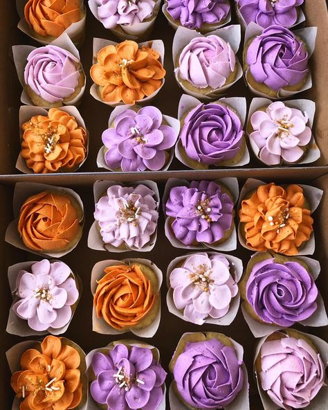 Thicc Kitchen on Instagram: “🌷Good 𝕍𝕚𝕓𝕖𝕤 for Spring 🌷 . . . . . . #floral #flowers #rose #pink #purple #orange #buttercream #frosting #cakedecorating #cupcakes…” Orange Buttercream Frosting, Orange Purple Wedding, Orange Wedding Cake, Wedding Planning Details, Orange Wedding Themes, Purple Wedding Cake, Orange Buttercream, Purple Cupcakes, Orange Cupcakes