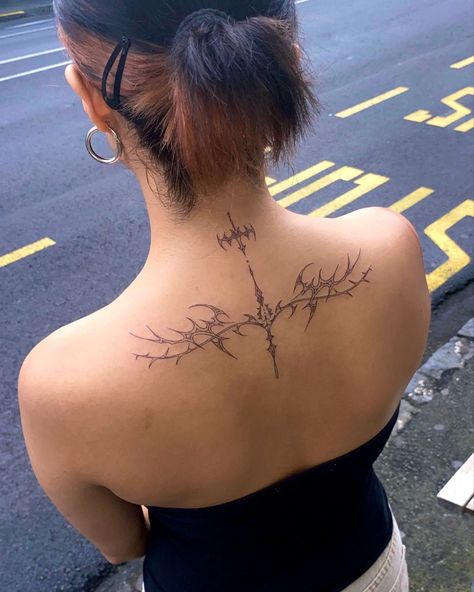 Neck Tattoo Y2k, Shoulder Tattoo Y2k, Alt Back Tattoo, Shoulder Cybersigilism Tattoo, Y2k Back Tattoo, Cybersigilism Tattoo Shoulder, Cybersyglism Tattoo, Cybersigilism Back Tattoo, Tattoos Cybersigilism