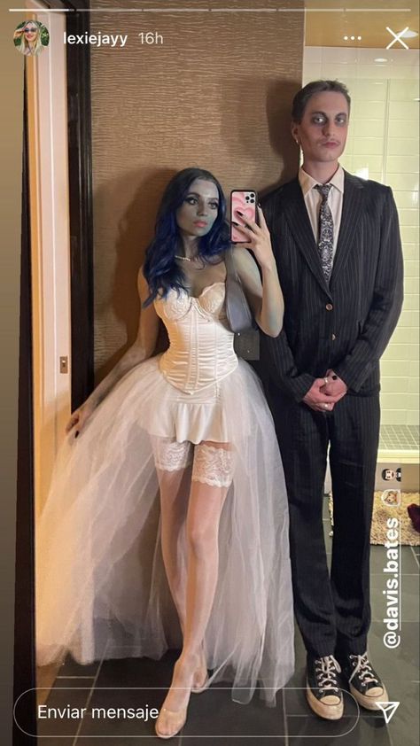 Single Holloween Costume, Hit Halloween Costumes, Halloween Tim Burton Costume, Tim Burton Couple Costumes, Disfraces Tim Burton, Tim Burton Halloween Costumes, Tim Burton Costumes, Halloween Bride Costumes, Corpse Bride Costume