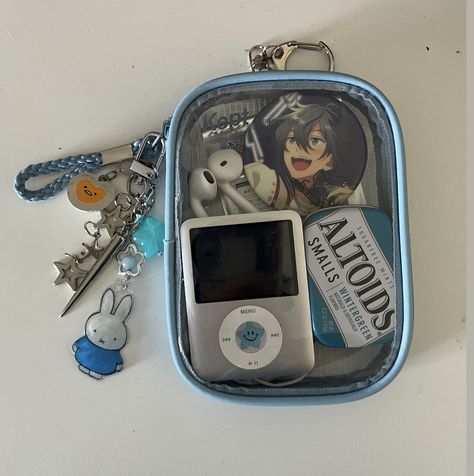 Clear Pouch Aesthetic, Aesthetic Bag Accessories, What I Have In My Bag, Ita Bag Aesthetic, Altoids Wallets, What Is In My Bag, Diy Merch, Niki Shiina, Altoid Wallet