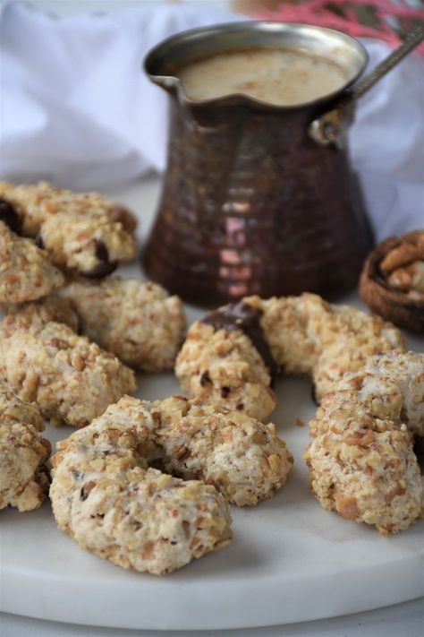 Not your usual type of cookie / biscuit. These crescents are made with whipped meringue, sugar, splash of lemon juice and lots of walnuts. Then, they are coated in more chopped walnuts and baked, or rather dried in the oven on low heat. The result is these cute crescent shaped cookies that are crunchy on the outside but slightly chewy on the inside, and sweet. I love to dip mine in a hot drink, so good! Serbian Christmas, Shaped Cookies, Shaped Cookie, Inspired Recipes, Cookie Cake, What To Cook, No Bake Cookies, Meringue, The Oven