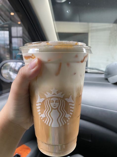 how 2 order: - asian dolce latte (kurangin 1 pump dolce) (+) vanilla cold foam & xtra caramel sauce on top! Caramel Coffee Aesthetic, Vanilla Latte Aesthetic, Vanilla Cold Foam, Ice Latte, Vanilla Aesthetic, Starbucks Latte, Cold Starbucks Drinks, Starbucks Coffee Drinks, Cold Foam