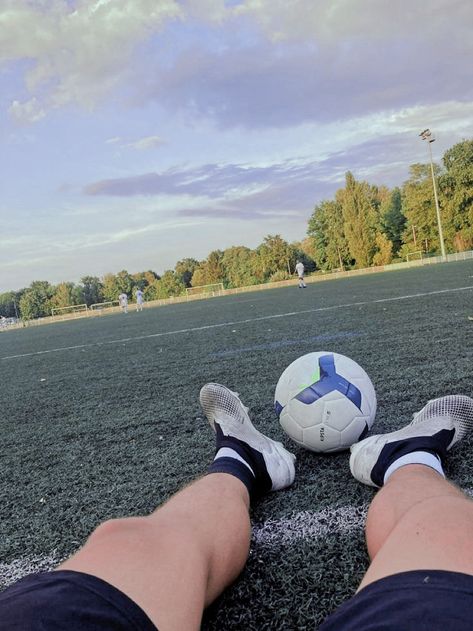 Soccer Guy Aesthetic, Football Guy Aesthetic, Guy Playing Soccer, Soccer Boys Aesthetic, Soccer Boy Aesthetic, Football Boys Aesthetic, Soccer Player Aesthetic, Futbol Aesthetic, Soccer Guy