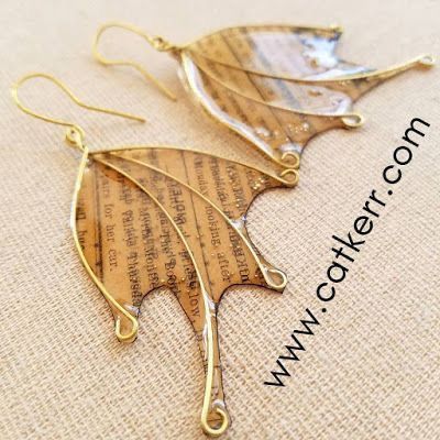 Resin Paper, Pendulum Earrings, Diy Wire Earrings, Resin Jewelry Diy, Paper Earrings, Wire Jewelry Designs, Epoxy Resin Crafts, Diamond Necklaces, Diy Resin Art