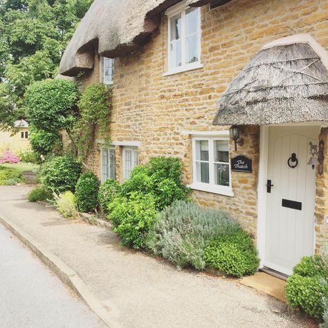 Cottage English Countryside, French Cottage Interior, French Cottage Garden, Cottage English, French Cottage Style, Cottage Front Doors, Country Cottage Interiors, Pretty Cottage, English Country Cottage