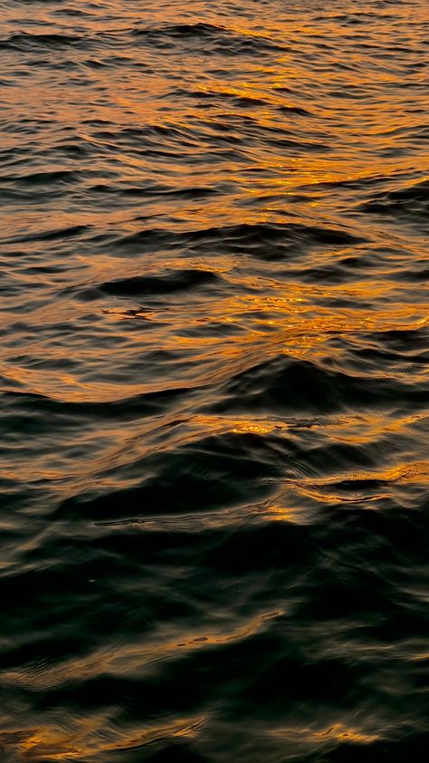 Ocean Homescreen, Header Ideas, Pretty Water, Ocean Waves Photography, Screen Wallpapers, Waves Photography, Sea Water, Water Painting, Night Aesthetic