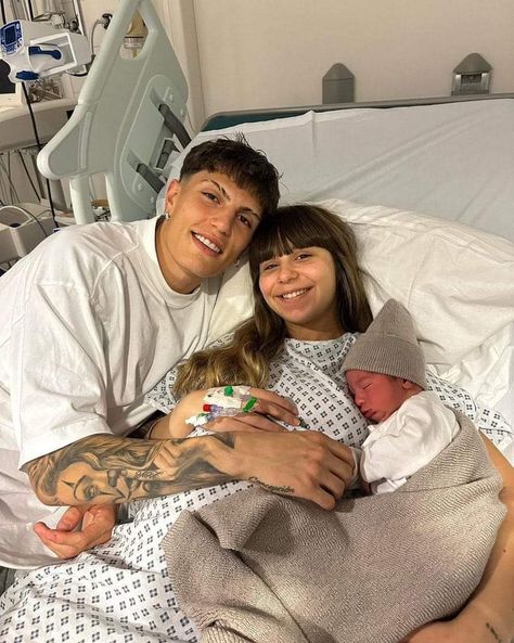 Massive Congratulations to Alejandro Garnacho and his girlfriend on the birth of their son ❤️ Handsome Football Players, Football Girlfriend, Games For Men, Football Wags, Touching Photos, Manchester United Wallpaper, Me Against The World, Social Media Followers, Man Utd