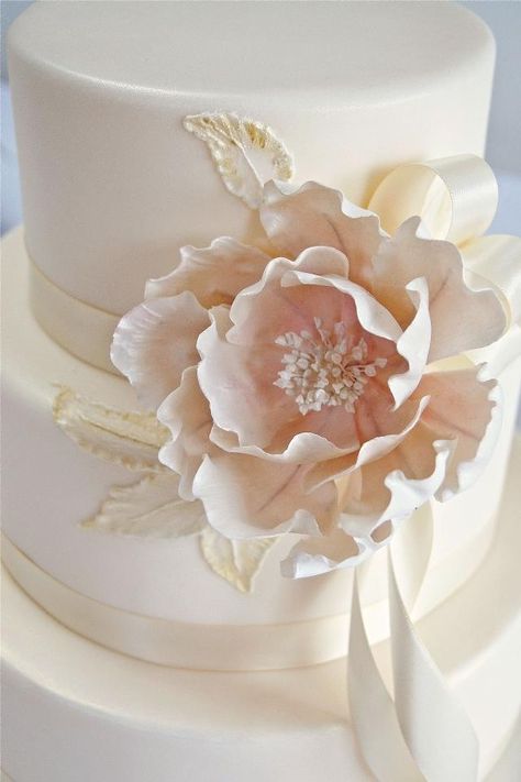 wedding cake Flori Fondant, Pink And White Weddings, Cupcakes Decorados, Classic Wedding Cake, Chocolate Wedding Cake, Amazing Wedding Cakes, Gum Paste Flowers, Fondant Flowers, White Wedding Cake