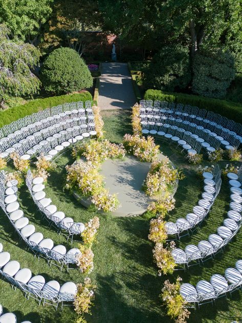 Round Wedding Altar, Circular Seating Wedding, Circular Ceremony Seating, Curved Wedding Aisle, Small Wedding Ceremony Seating, Unique Ceremony Seating, Circle Alter Wedding, Circle Ceremony Seating, Simple Garden Wedding Reception