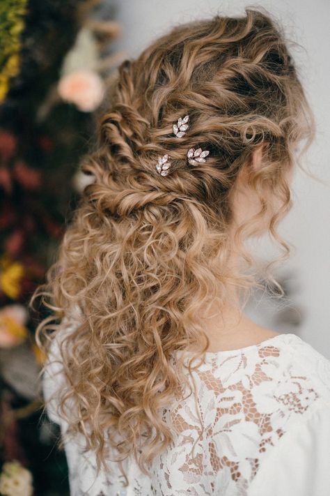 Wedding Hairstyles For Brown Hair Brides, Wedding Hair Tips, Curly Bridal Hair, Natural Hair Conditioner, Beautiful Wedding Hair, Costume Noir, Curly Wedding Hair, Simple Rose, Wedding Hair Down