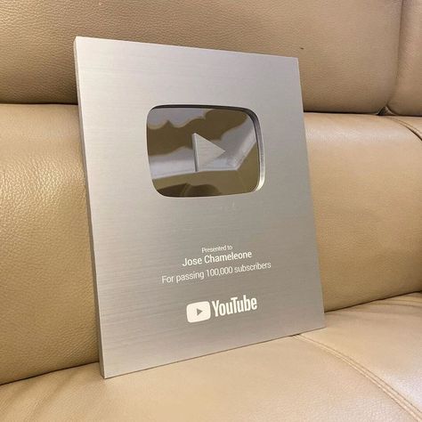 100k Subscribers Youtube Plaque, Youtube 100k Plaque, 100k Subscribers Youtube, Youtuber Life, Youtube Goals, Youtuber Aesthetic, 100k Subscribers, Youtube Aesthetic, Vision Board Wallpaper