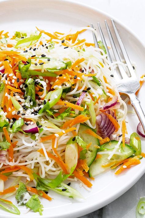 noodle salad recipe Cucumber Vinegar, Gourmet Salads, Takeout Recipes, Vermicelli Recipes, Summertime Salads, Quick Healthy Lunch, Noodle Salad Recipes, Grape Salad, Asian Salad